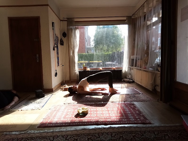 Studio pilates Xavier Baron Bonarjee coaching et initiation corps/ esprit. Lotus Club salle de pratique yoga/pilates associative.